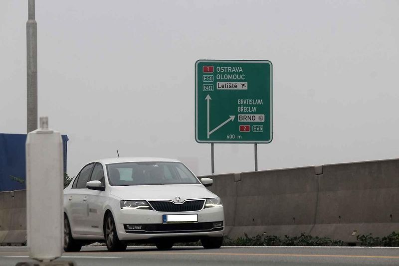 Provoz a práce na rozšiřování D1 u Brna mezi 194. a 196. kilometrem.