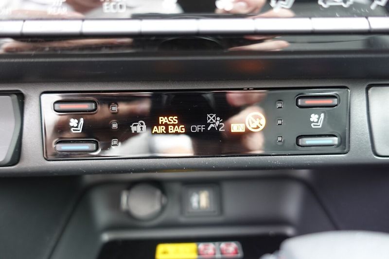 Toyota RAV4 2,5 HEV Executive FWD - fotka 25 z 36