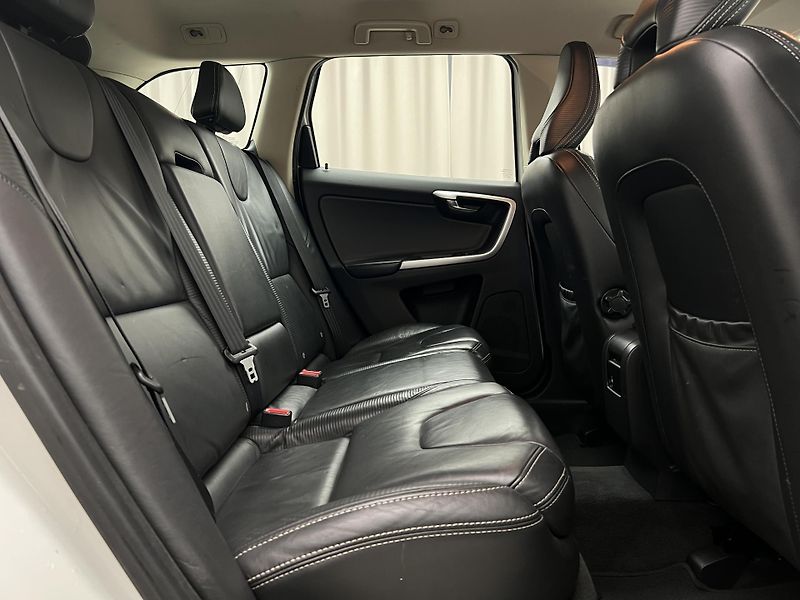 Volvo XC60 D5 AWD R-DESIGN AUT  - fotka 18 z 27
