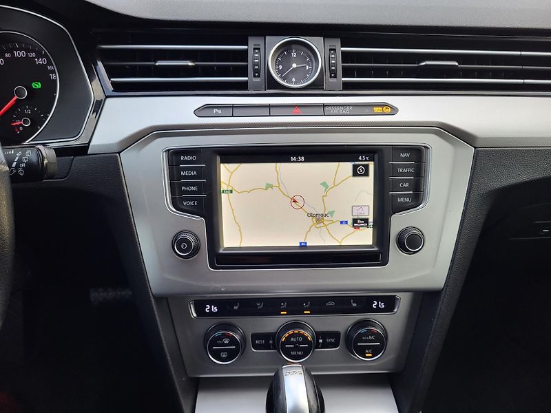 Volkswagen Passat 2.0 TDi 140kW DSG COMFORTLINE - fotka 12 z 49