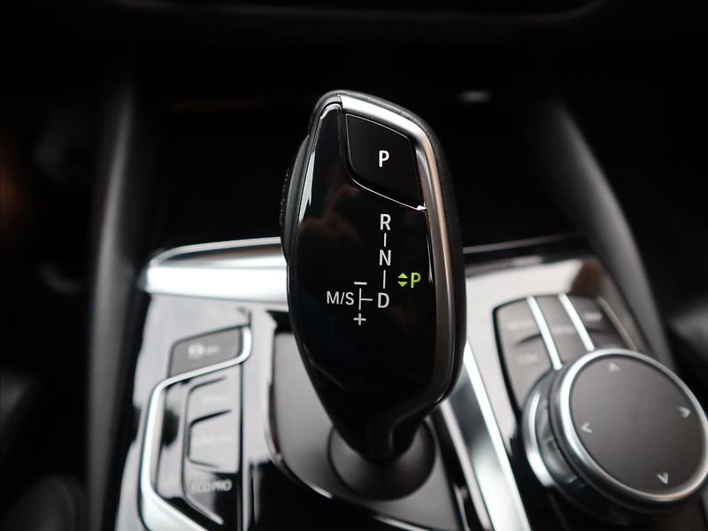 BMW Řada 5 3,0 XD SportLine Adaptive LED - fotka 29 z 45
