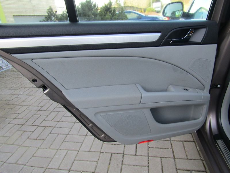 Škoda Superb (2011) 1.6 TDI 77kW ZIMNÍ PNEU - fotka 15 z 32