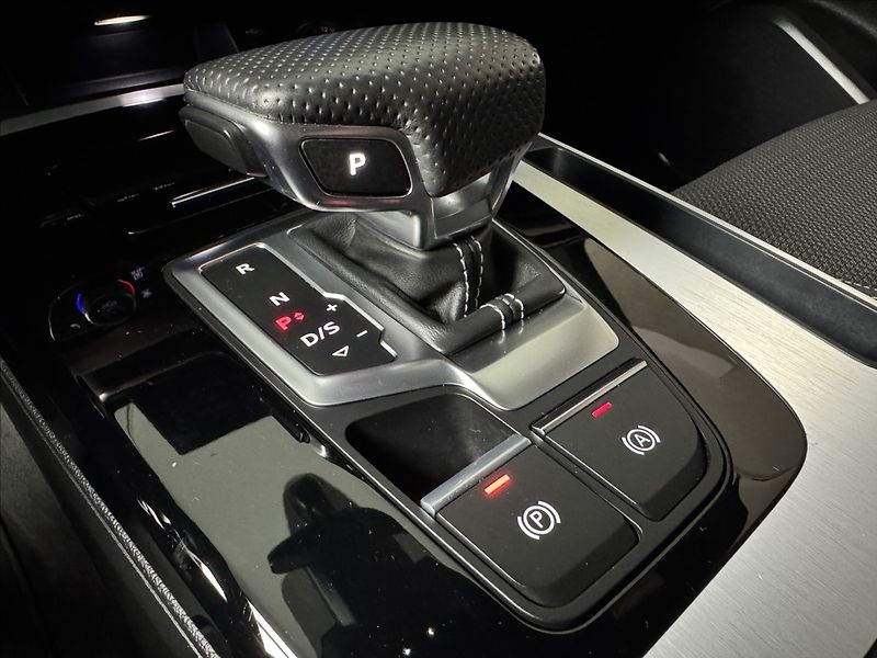Audi Q5 2,0 TDi  Quattro S-Line Assist - fotka 45 z 50