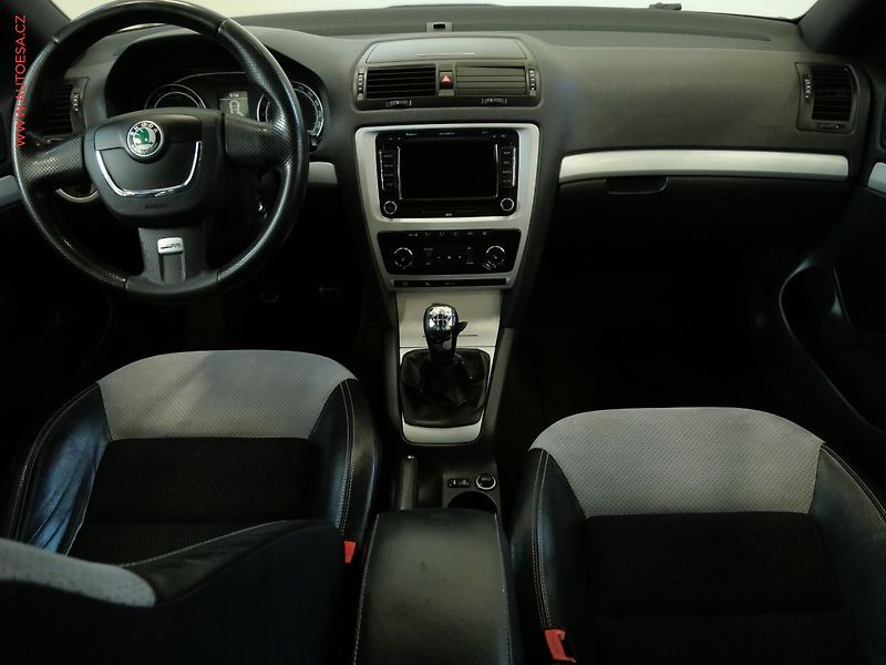 Škoda Octavia (2009) 2.0 TFSi, RS, xenon, autoAC - fotka 8 z 21