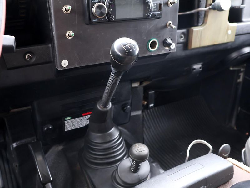 Land Rover Defender 2,5 110 Hard Top - fotka 29 z 40