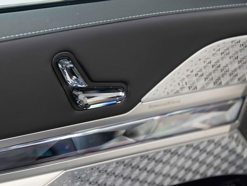 BMW Řada 7 750e xDrive - fotka 18 z 23