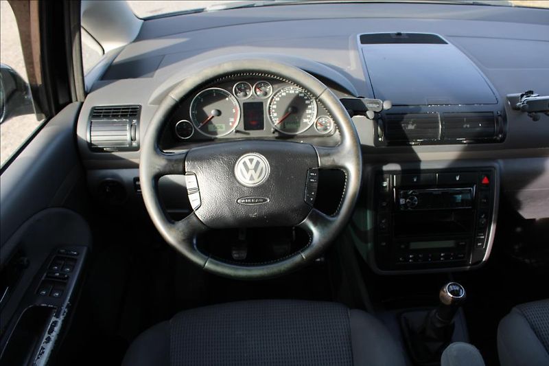Volkswagen Sharan 1,9 TDi  TAŽNÉ,XENONY,7-MÍST - fotka 13 z 31