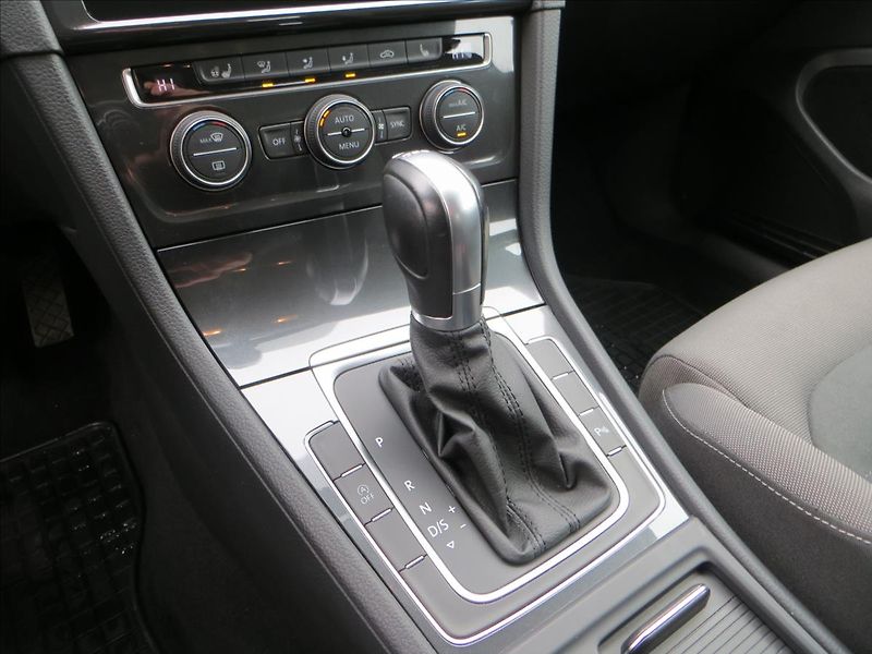 Volkswagen Golf 1,0 TSI 85kW Comfortline DSG - fotka 16 z 24