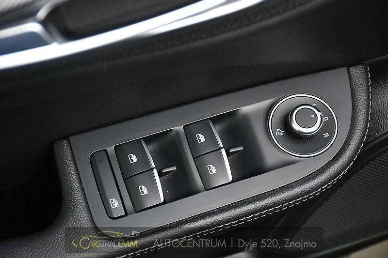 Alfa Romeo Giulia 2.0T 16V 206kW VELOCE AT8 Q4 - fotka 25 z 53