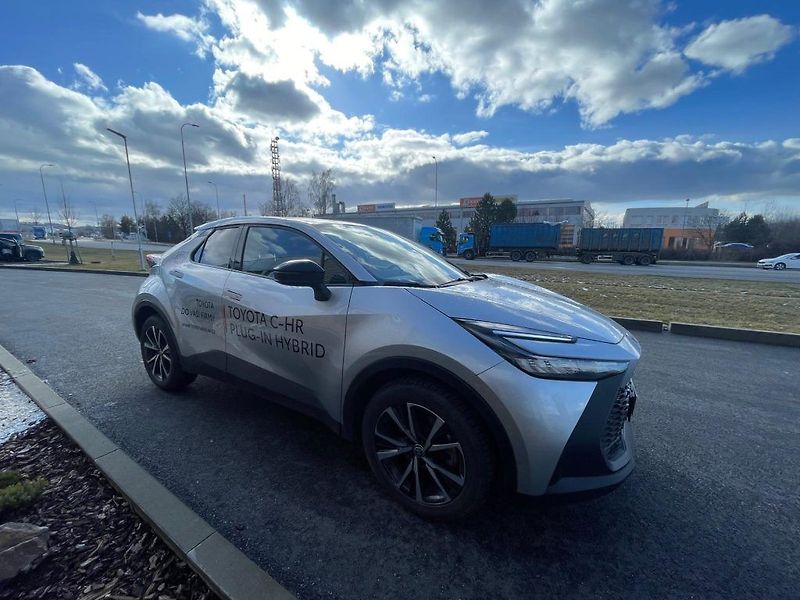 Toyota C-HR 2.0 Plug-In Hybrid Style - fotka 18 z 28
