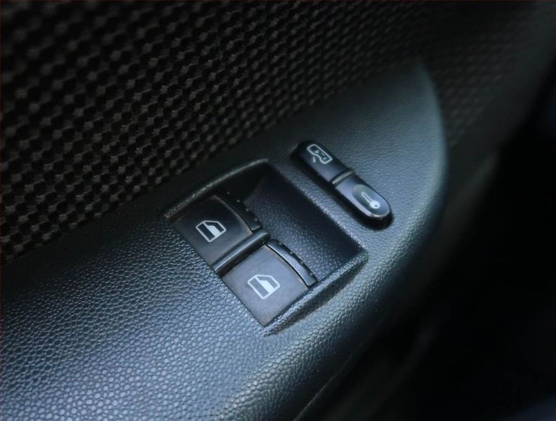 Škoda Fabia (2007) 1.2 12V, po STK, Tažné, Klima - fotka 14 z 14