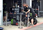 Před boxem Skach Motors.
