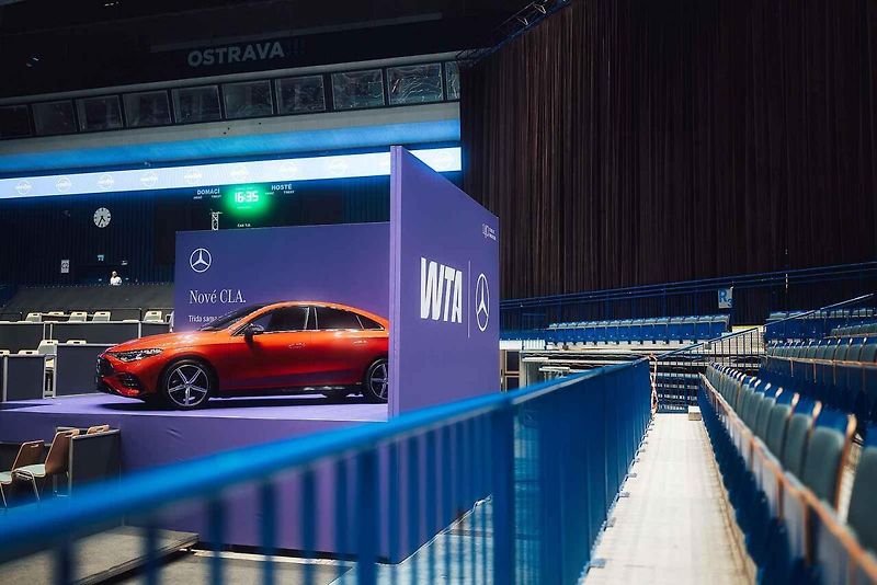 Mercedes-Benz letos odstartoval novou éru jako globální partner ženského tenisu (WTA). Své ambice v tomto sportu nyní potvrzuje i v České republice, kde v rámci ostravského turnaje představuje dvě klíčové novinky: novou generaci modelů GLB a GLC.