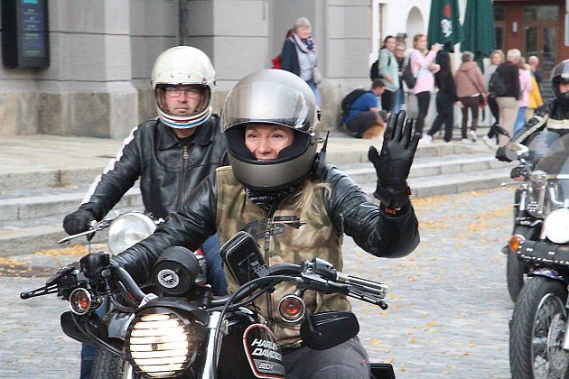 Zvednutí dlaně je pozdravem, když se dva motorkáři míjejí., zdroj: Ilustrační, se svolením Jany Vandlíčkové