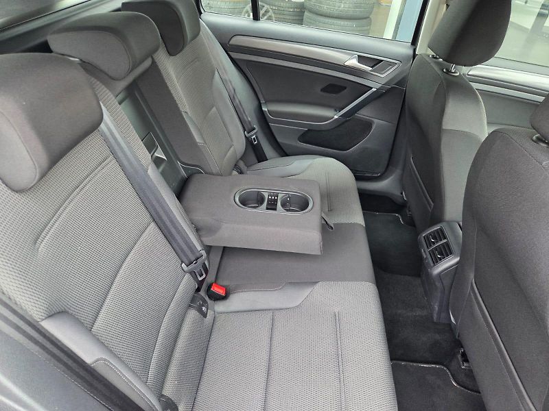 Volkswagen Golf (2018) 1.5 TSI BLUEMOTION - fotka 6 z 10