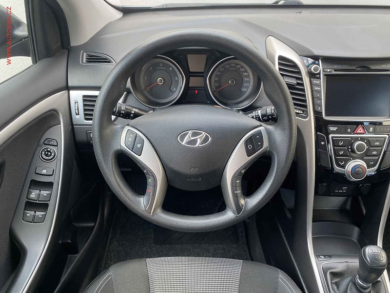 Hyundai i30 (2015) 1.6 CRDi, Trend, navi, kamera - fotka 11 z 19