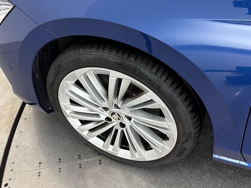 Škoda Superb L&K 4x4 DSG - fotka 28 z 30