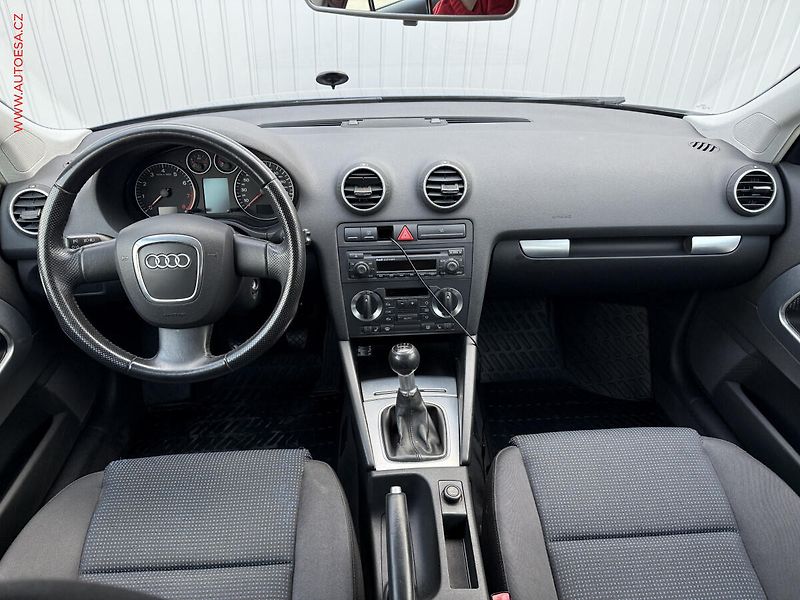 Audi A3 (2006) 1.6i, AC, výhřev.sed - fotka 8 z 14