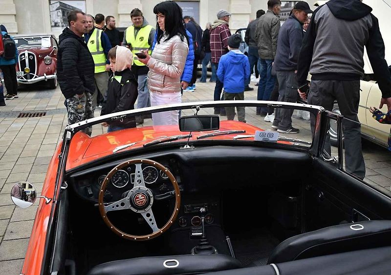 Tradiční sraz autoveteránistů na náměstí T. G. Masaryka v Prostějově. 18. května 2025