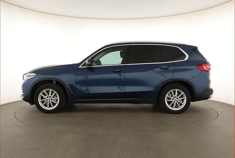BMW X5 (2022) xDrive40i - fotka 3 z 21