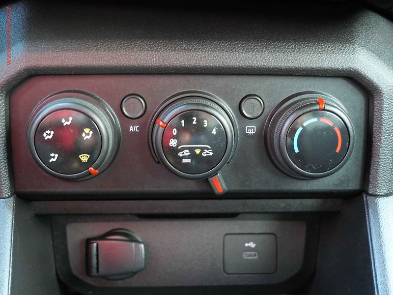 Dacia Duster (2025) 1.0TCe, 2.maj,ČR, LED, AC - fotka 14 z 17