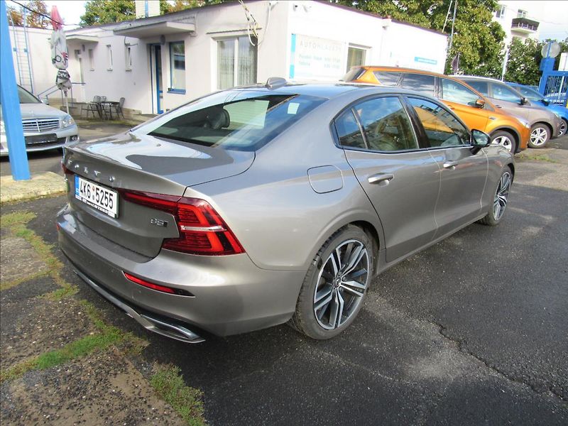 Volvo S60 2,0 B5 184kW AWD R-Design - fotka 6 z 34