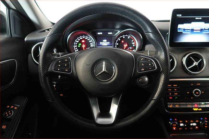 Mercedes-Benz GLA (2018) Urban 220 4MATIC - fotka 17 z 19