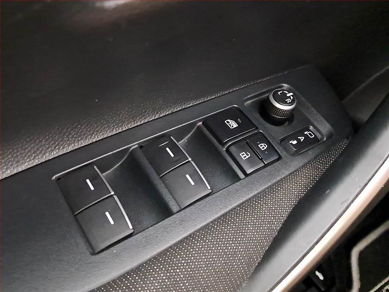 Toyota Corolla (2023) 1.8 Hybrid - fotka 16 z 20