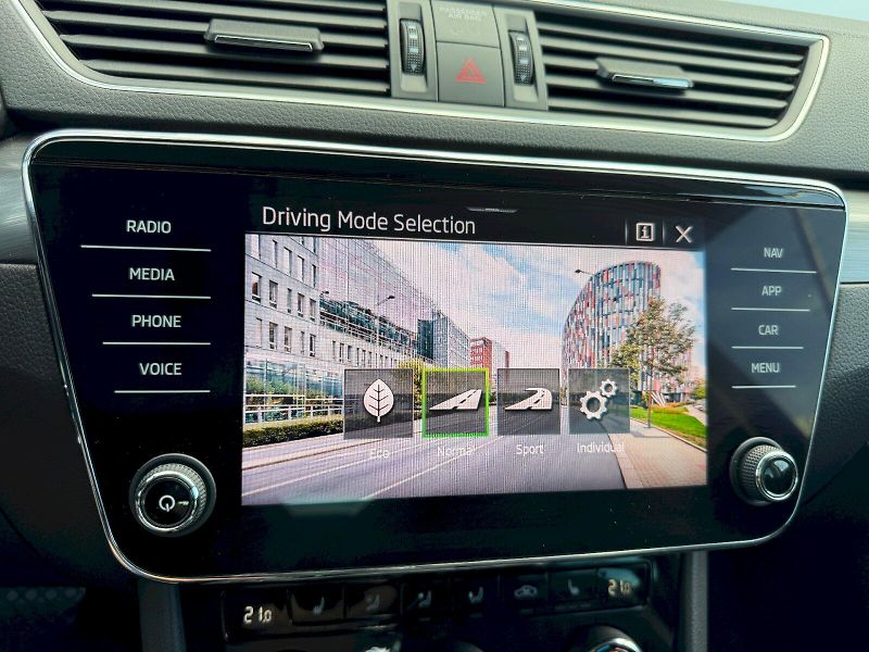 Škoda Superb (2022) 2.0 TSI 140kW Style Extra - fotka 19 z 35