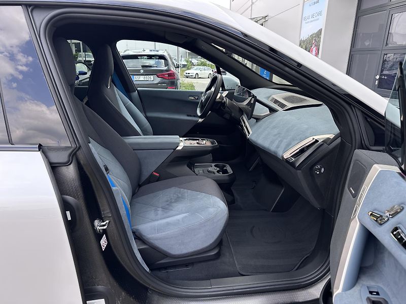 BMW iX xDrive40 Sport Paket - fotka 9 z 33