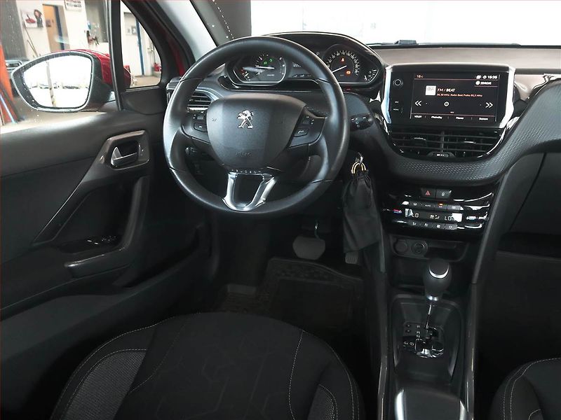 Peugeot 2008 (2018) 1.2 PureTech, Automat - fotka 7 z 16