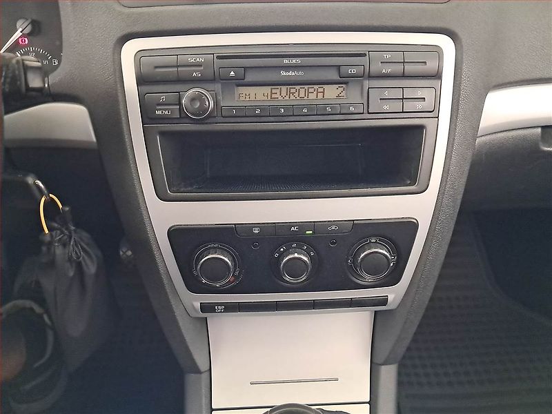 Škoda Octavia (2009) Ambiente 1.6 TDI, po STK - fotka 12 z 14