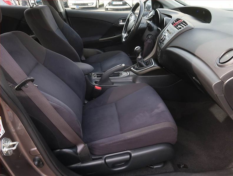 Honda Civic (2012) 1.4 i-VTEC, Tempomat - fotka 9 z 18