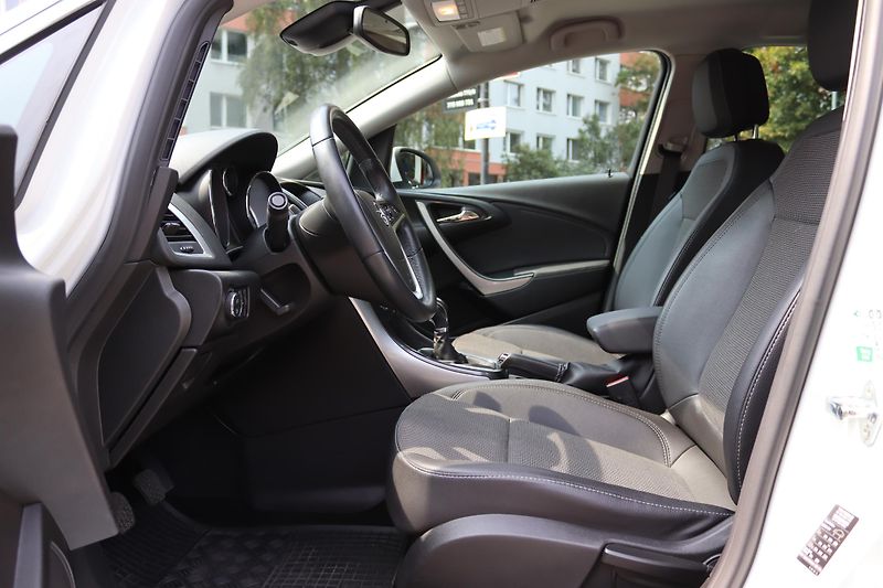 Opel Astra Opel Astra J Sports Tourer 1.7 - fotka 27 z 54