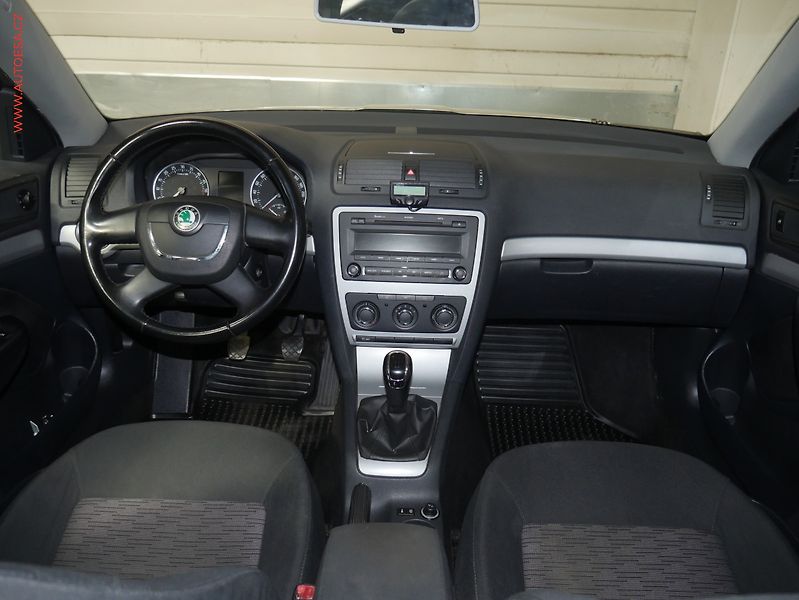 Škoda Octavia (2012) 1.6 TDI, ČR, AC, TZ, temp - fotka 8 z 17