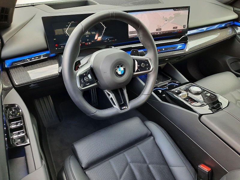 BMW Řada 5 (2026) 520d xDrive Sedan M Sport - fotka 11 z 15