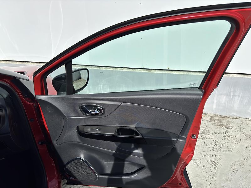 Renault Captur (2015) 1.2TCe 87kW Intense HH - fotka 14 z 29