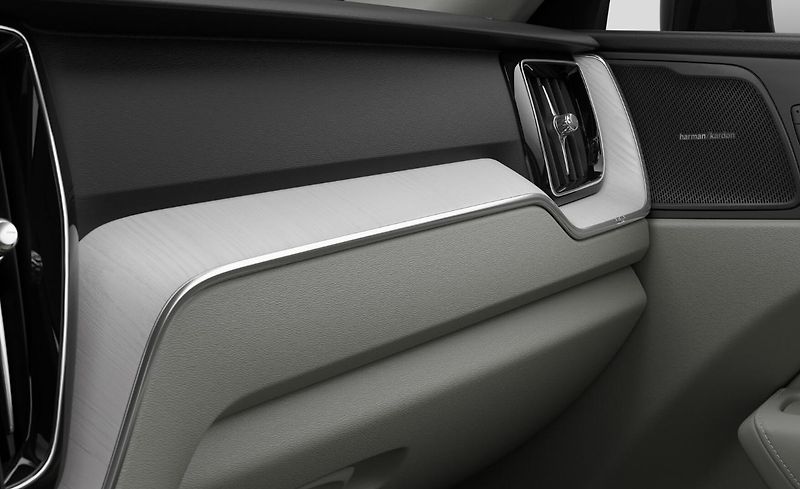 Volvo XC60 (2026) B5 AWD PLUS DARK - fotka 15 z 15