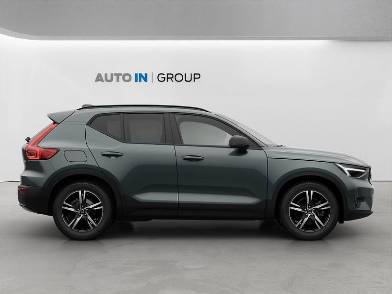 Volvo XC40 (2026) Plus Dark B4 145k, pano,360°ka - fotka 6 z 13
