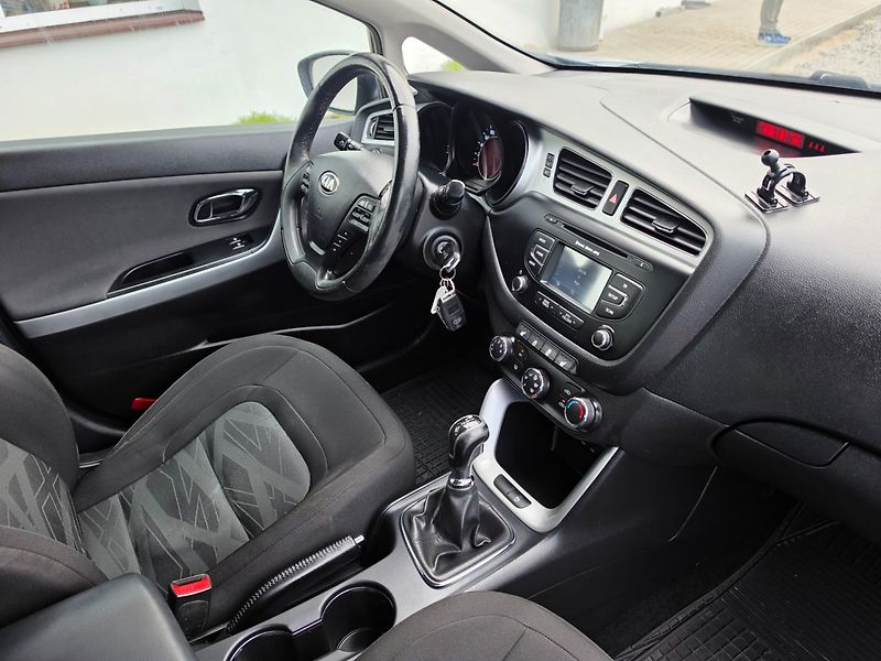 Kia Ceed (2015) 1.4 i TOP STAV - fotka 17 z 23