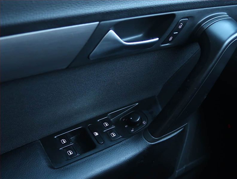 Volkswagen Passat (2013) 2.0 TDI, Automat, Navi, Xenony - fotka 16 z 17