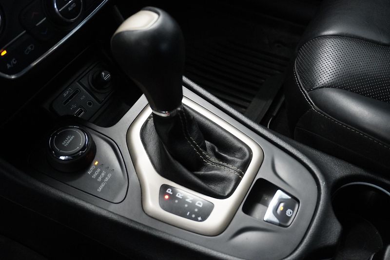 Jeep Cherokee 3,2I V6 LIMITED 4X4 AUT. - fotka 13 z 30