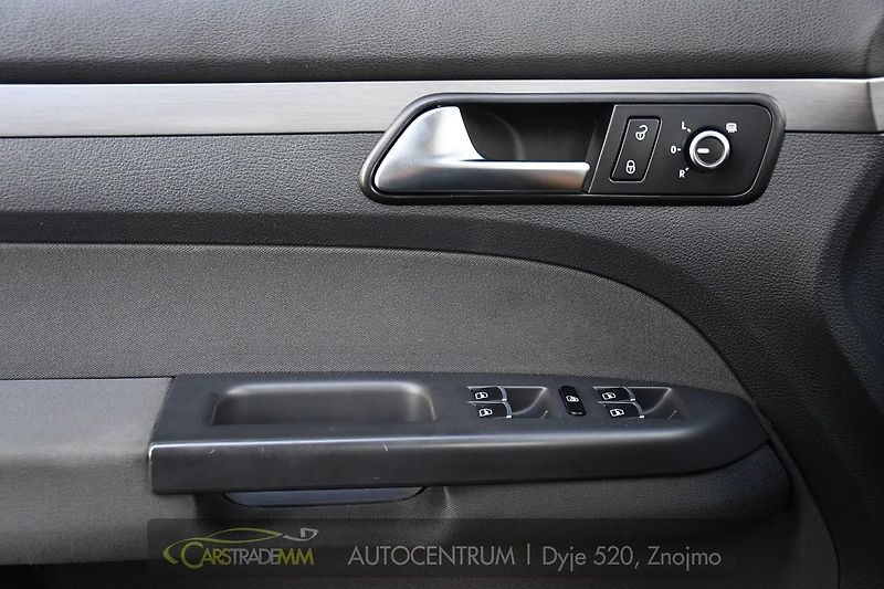 Volkswagen Touran 2.0TDi CROSS NAVI VÝHŘEV - fotka 26 z 48