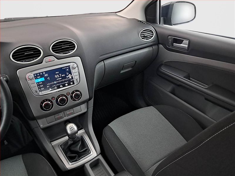 Ford Focus (2010) 1.6 16V, Navi - fotka 8 z 14
