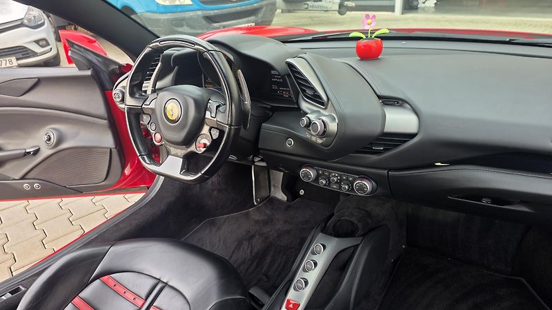 Ferrari 488 (2016) jako nové plný servis ZÁRUKA - fotka 13 z 16