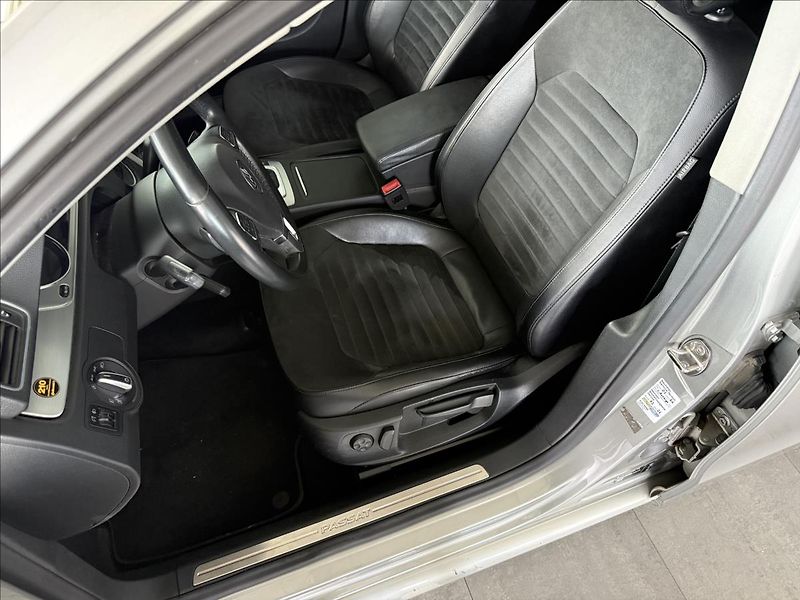 Volkswagen Passat 2,0   DSG,HIGHLINE,SERVISKA - fotka 13 z 30