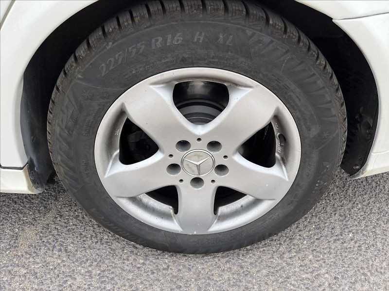Mercedes-Benz Třídy E 3,2 i E320 AUT 165KW 4MATIC AC - fotka 33 z 34