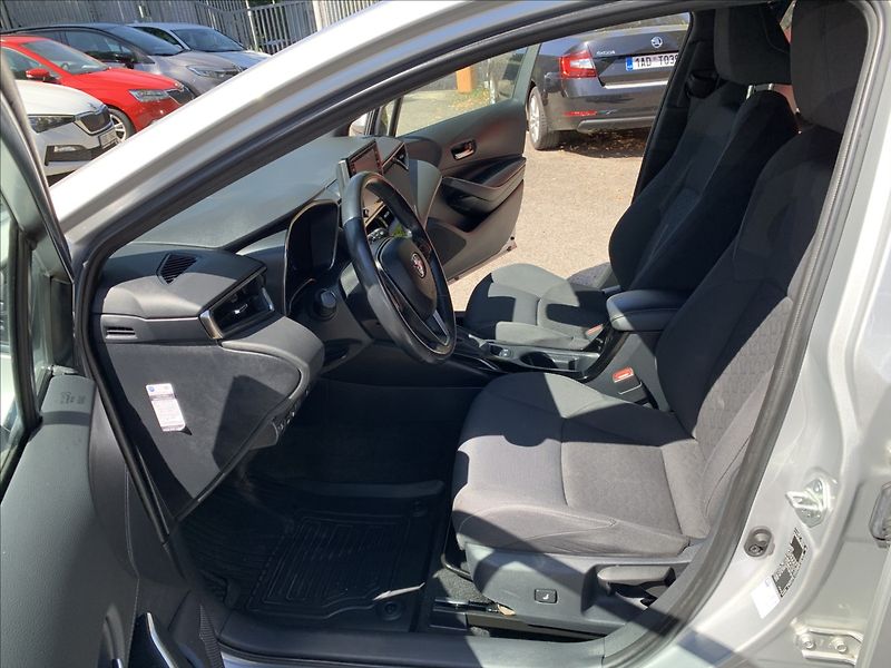 Toyota Corolla 1,8 HYBRID,ČR,SERVISKA - fotka 15 z 23