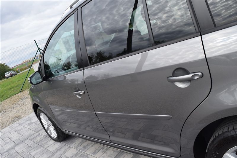 Volkswagen Touran 1,6 d 77KW BIXENON TAŽNÉ - fotka 12 z 40