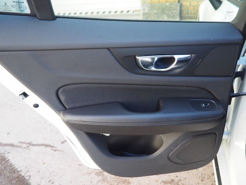 Volvo V60 (2019) 2.0 D3 momentum, nové rozvody - fotka 12 z 42
